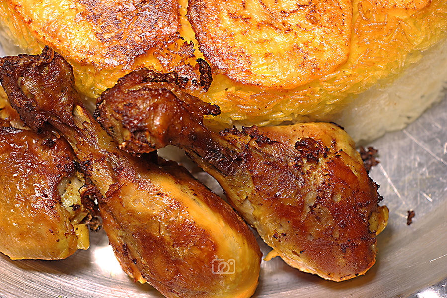 عکاسی food ران سرخ شده مرغ کنار کته