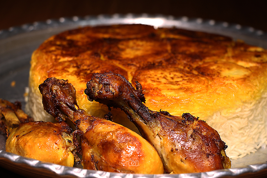 عکاسی food ران سرخ شده مرغ کنار کته