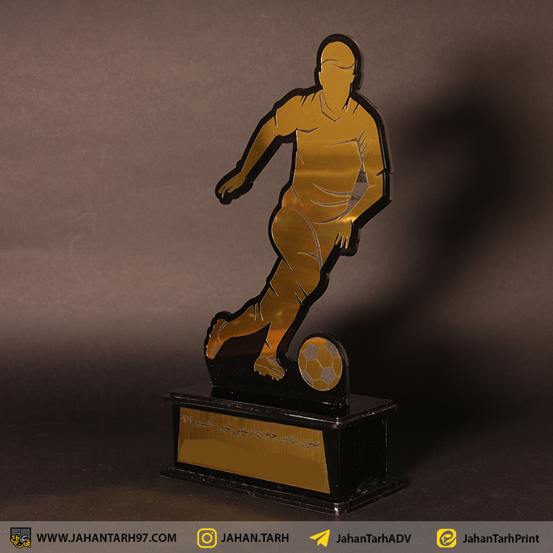 روی کار تندیس بهترین بازیکن مسابقات جام فوتبال بندپی